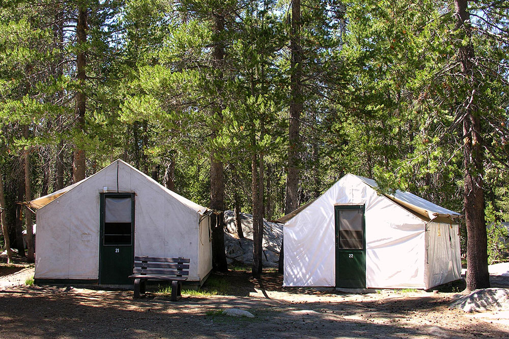 白色狼小屋的帆布帐篷小屋