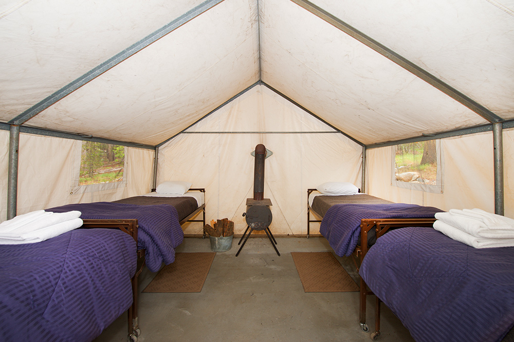 Tuolumne Meadows Lodge的帆布帐篷小屋